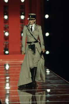 Army Inspired Fashion, Army Uniform Aesthetic, Dior Fashion Show Outfits, Auror Outfit, Militaristic Fashion, Steampunk Runway, Female Fashion Outfits, Truk Ford, General Clothes