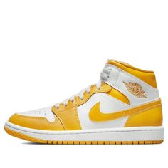 The Air Jordan 1 Mid 'University Gold' is a stylish, comfortable sneaker that will make a statement. Featuring a yellow and white colorway, this sneaker is designed with a rubber sole for superior cushioning and support. The Air technology provides a smooth ride, making it the perfect choice for hardwood courts. Drawing inspiration from the iconic Jordan 1 series, this sneaker is sure to be a hit with any woman looking for a fashionable and functional sneaker. (AJ1/SNKR/Retro/Light/Mid Top/Women Jordan Gift, Air Jordan 1 Low White, Wmns Air Jordan 1, Vapour Max Nike, Retro Basketball Shoes, Retro Light, Womens Air Jordans, Nike Air Jordan 1, Mid Top