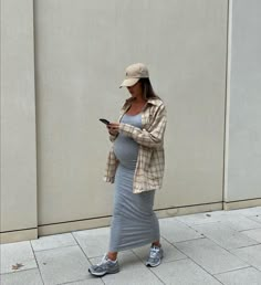 Winter Maternity Outfits Aesthetic, Very Pregnant Outfits, Pregnacy Outfits Spring, Maternity Chic Outfits, Trendy Maternity Outfits Fall, Pregnancy Outfits Spring 2024, Pregnet Outfit, Hippie Pregnancy Outfits