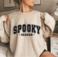 Halloween Sweatshirt Tauche stilvoll in die Halloween-Saison ein mit diesem gemütlichen und hochwertigen Sweatshirt! Dieses Unisex-Sweatshirt kombiniert Komfort und Langlebigkeit und bietet dir die perfekte Mischung aus Wärme und Stil für die kälteren Herbsttage. Warum dieses Sweatshirt besonders ist: ♥ Hohe Qualität: Das Sweatshirt ist bekannt für seine strapazierfähige 50/50-Mischung aus Baumwolle und Polyester, die sich weich auf der Haut anfühlt und gleichzeitig robust genug ist, um viele Ha Halloween Sweaters, Sweatshirts Cute, Sweat Vintage, Halloween Clothing, Pumpkin Sweatshirt, Pumpkin Sweatshirts, Halloween Sweater, Sweatshirt Halloween, Sweatshirt Vintage