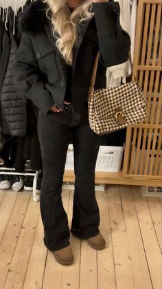 Stocholms Stilen Outfit, Stockholm Fashion Winter, Europe Fall Outfits, Vinter Mode Outfits, Uggs Tasman, Amsterdam Outfit, Uggs Outfits, Stockholm Stil, Thanksgiving Outfits