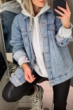 Freya Killin, Oversized Denim Jacket Outfit, Looks Adidas, Jacket Outfit Women, Jean Jacket Outfits, Denim Jacket Outfit, Oversized Denim Jacket, Hoodie Outfit, 가을 패션