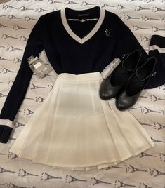 Outfits With Skirts For School, Black Mini Skirt Outfit Winter, Fly Shi Only, Fall Outfits School, Outfit Idea Aesthetic, Mini Skirt Outfit Winter, 2000s Fashion Inspiration, Black Mini Skirt Outfit, Aesthetic Fall Outfits