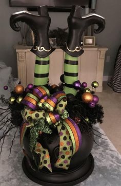 Witch Centerpiece Ideas, Halloween Cauldron Decoration, Halloween Centerpiece Ideas Table, Cauldron Centerpiece, Halloween Centerpieces, Handmade Halloween Decorations, Unique Wreaths, Dollar Store Halloween Decorations, Christmas Hand Painted