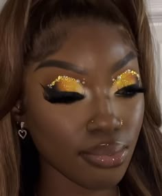 Yellow Gold Makeup Looks, Yellow Makeup Looks Black Women, Makeup Ideas Yellow, Yellow Makeup Looks, Yellow Eyeshadow Looks, Carnival Diy