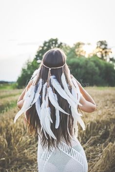 White feather veil, Boho headpiece ✅Head circumference: 20-21 inches ( aprox. 51-54 cm) ✅Easy adjustable, but please let me know if you need a different measurement.-Off white feathers, cord, beads.  ✅Off white feathers, cord, brown beads. If you want something similar in different colors or size, just send me a message with your ideas.  READY TO SHIP (tracking number provided)  Package will be marked as "gift" ✅ Estimated shipping times: United States: 2-3 weeks Europe: 5-10 days Canada: 3-5 weeks Australia, New Zealand and Oceania: 3-5 weeks Latin America and the Caribbean: 3-5 weeks Feather Veil, Bohemian Veils, Bohemian Headpiece, Boho Headpiece, Headband White, Feather Headpiece, Bridal Accessory, Boho Feathers, White Feather