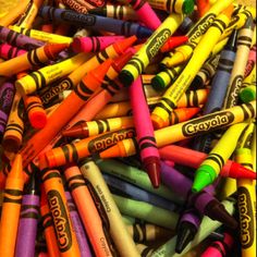 many crayons are laying on top of each other