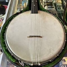 Here's a  Mastertone-era TB-1. The "trapdoor" banjos from this period are lovely instruments, though not the design Gibson would eventually be reme... Irish Style, Folk Instruments, Mandolin, Banjo, Music Stuff, Gibson, Period, France, Design