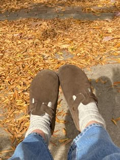 Boston Clogs Aesthetic, Berkinstocks Shoes, Mocha Boston Birkenstock, Brown Birkenstock Clogs Outfit, Clogs Aesthetic, Fall Shoes 2023, Birks Clogs, Birk Clogs