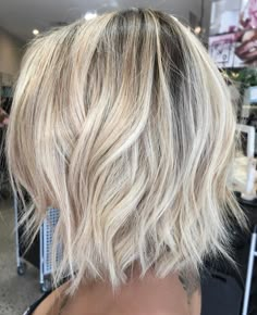 70 Devastatingly Cool Haircuts for Thin Hair Bob Shag, White Blonde Bob, Haircuts Blonde, Modern Haircuts, Bright Blonde, Wavy Bobs, White Blonde, Short Wavy, Brown Blonde Hair