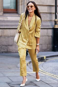 Homewear Fashion, New Street Style, London Fashion Week Street Style, Womens Dress Suits, Street Styles, Elle Magazine, Business Outfit, Street Look, Street Style Trends