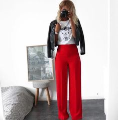 Red Trousers Outfit Casual, Red Trousers Outfit, Outfit Pantalon Rojo, Red Pants Outfit, Wide Leg Pants Outfit, Fashion Black And White, Trousers Wide Leg, Red Trousers, Chique Outfits