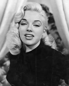 Diana Dors...one fine British Actress!!! Oud Hollywood, 1950s Hairstyles, 50s Hairstyles, Diana Dors, Jacques Fath, Pin Curls, Vintage Makeup, Actrices Hollywood