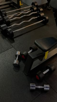 there are many gym equipment on the floor