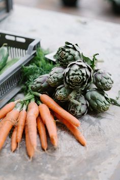 carrots and broccoli on a table with the words how to create eco - friendly family meals