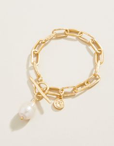 A Lowcountry take on a classic look. A freshwater pearl charm dangles from our 18kt matte gold plated Alodie Toggle Bracelet for a look that never goes out of style. Wishlist Clothes, Gameday Fits, Pearls Jewelry, Spartina 449, Mode Casual, Jewelry Essentials, Toggle Bracelet