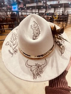 Burned Cowboy Hats, Felt Hat Design, Custom Cowgirl Hats, Wood Burning Signs, Hat Branding, Burnt Hat, Hat Burning Designs, Burning Hats, Hat Design Ideas