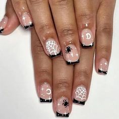 Mummy French Tip Nails, Short Halloween Nails Gel, Halloween Pedicure Ideas, Halloween French Tip Nails, Halloween Manicure Ideas, Nails With Spider, Mummy Nails, Nails Design Halloween, Black Nail Tips