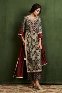 Buy Pink Habutai Silk High Neck Embroidered Kurta Set For Women by Sitaraa Online at Aza Fashions. Printed Suits Design Indian, Divya Aggarwal, Shorshe Clothing, Satin Dupatta, Beige Kurta, Grey Kurta, Printed Kurti Designs, Cotton Suit Designs