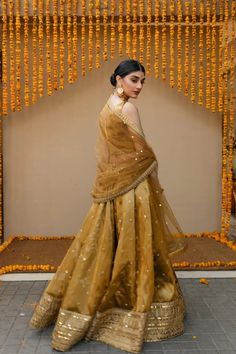 Yellow Dresses Indian, Golden Indian Outfits, Gold Banarasi Lehenga, Sister Wedding Dress Indian, Mehendi Green Lehenga, Trendy Outfits Indian, Indian Outfits Lehenga, Wedding Lehenga Designs, Lehenga Designs Simple