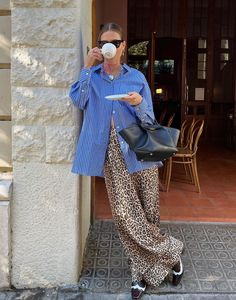 Snake Print Trousers Outfit, Leopard Print Street Style, Leopard Print Trousers Outfit Casual, Leopard Trousers Outfit Street Styles, Leopard Trousers Outfit, Leopard Print Trousers Outfit, Printed Trousers Outfit, Print Pants Outfit, Leopard Jeans Outfit