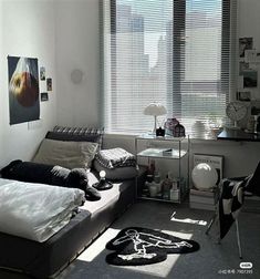 a bed room with two beds sitting next to each other in front of a window