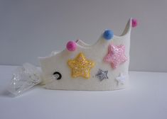 a white crown with three stars on it