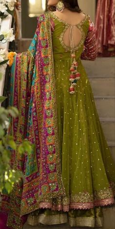 Fancy Sharara Suit, Anarkali Dress For Mehndi, Mehendi Anarkali Dress, Mehndi Saree Look, Lehnga Designs For Mehndi, Mehndi Designs Outfit, Heeramandi Dress Collection, Pakistani Mehendi Look, Green Salwar Suit For Women