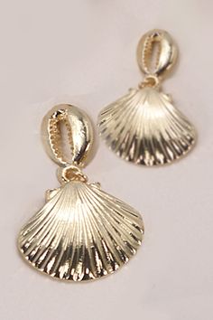 Gold Puka Seashell Drop Earrings, a stunning accessory that embodies coastal elegance. These earrings feature delicately crafted gold puka seashells, creating a chic and timeless design that seamlessly complements a variety of looks. Perfect for adding a touch of seaside allure to your ensemble, the Gold Puka Seashell Drop Earrings are versatile enough for both casual outings and more formal occasions.Product details:length: 1.5"width: 1" earring back: Postmetal finish: gold Platingproduct: Lead Affordable Chic Earrings For Beach, Cheap Beach Season Earrings, Tropical Earrings, Coastal Elegance, Seashell Earrings, Beach Earrings, Seashell Jewelry, Puka Shell, Sunglass Chain