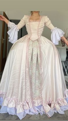 Ballroom Extravaganza, Modest Wardrobe, Old Fashion Dresses, 18th Century Fashion, Historical Dresses, Fashion Costume, Historical Clothing, Victorian Style, Rococo