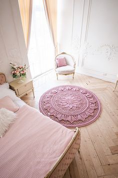 there is a pink rug on the floor in this bedroom