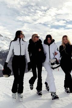 Rich Ski Outfits, Boujee Ski Outfit, Ski One Piece Suit, Skii Outfit Girl, Skii Outfit Womens Fashion, Women Skiing Outfit, Cute Ski Outfits Aesthetic, Womens Ski Suit, Ski Suit Women