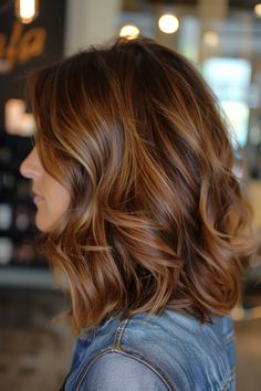 40 Multidimensional Honey Blonde Highlights Hairstyles for Ultimate Hair Goals Hair Colour Honey Brown, Short Hair With Honey Highlights, Short Brown Hair Auburn Highlights, Cool Honey Blonde Hair, Golden Brown Hair Honey Highlights, Autumnal Hair Colour, Honey Brown Bob, Honey Colored Hair, Blonde Highlights Hairstyles