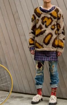 Pattern Layering Fashion, Layered Clothes, Crazy Clothes, Animal Clothes, Fun Sweater, Intarsia Sweater, Layered Fits, Leopard Fashion, Animal Print Fashion