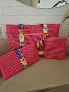 Kit com 3 peças: bolsa com bolso nos dois lados, carteira com alça e porta chinelos com alça Couture