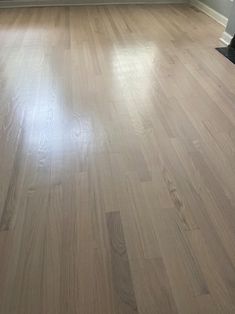 an empty living room with hard wood floors and white trim on the windowsills