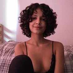 Round Face Hairstyles Long, Short Curly Hairstyles, Curly Hair Photos, Short Curls, Curly Hair Inspiration, Penteado Cabelo Curto, Curly Bob Hairstyles