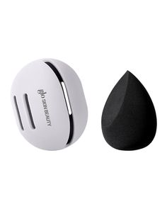 For flawless application every time, our best-selling Makeup Blender Sponge will be your new favorite tool, now with a travel case, perfect for touch-ups on the go. Beauty Blender Case, Makeup Things, Makeup Blender Sponge, Blender Sponge, Makeup Blender, Expensive Taste, Elegant Makeup, Makeup Sponge, Travel Beauty