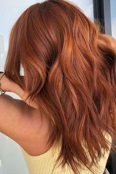 Coiffure : Coiffure cheveux bouclés - Coiffure femme 2020 : les tendances à adopter cette année Lived In Red Hair Color, Medium Auburn Red Hair, Medium Ginger Hair Color, 2023 Haircuts For Women Medium Layers, Mid Length Bob Hairstyles For Fine Hair, Ginger Hair Color Copper Strawberry Blonde, Light Copper Red Hair, Ombre Hair Roux, Blond To Red Hair