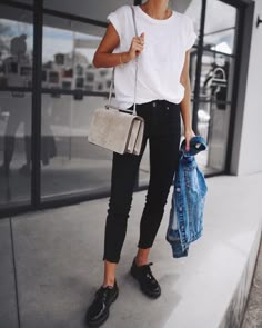 386k Followers, 633 Following, 1,582 Posts - See Instagram photos and videos from Andy Csinger (@andicsinger) Minimalist Moda, Black White Outfit, Nyc Street Style, Perfect White Tee, Looks Street Style, Looks Black, Black Women Fashion, Inspiration Mode, Fashion Mode