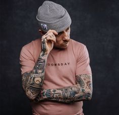 Fisherman Beanie Outfit, Alt Style Inspiration, Beanie Outfit Men, Traditional Sleeves, Tattoo Outfit, Outdoorsy Men, Tatto Boys, Tattoo Man, Bad Boy Style