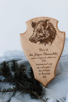 a wooden plaque with an image of a boar on it's side and the words dear father written in german