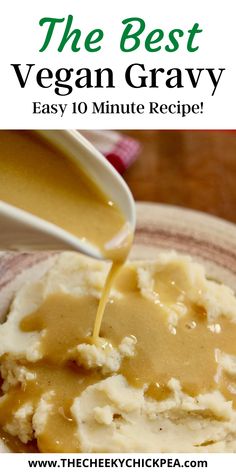 vegan gravy being poured over mashed potatoes Vegan Turkey Gravy Recipe, Vegan Chicken Gravy Recipe, Easy Vegan Gravy Recipe, Vegetarian Turkey Gravy, Easy Vegetarian Gravy, Low Calorie Gravy, Vegan Turkey Gravy, Easy Vegan Gravy, Vegan Gravy Thanksgiving