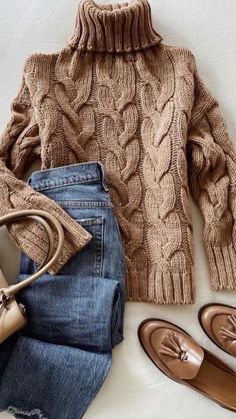 20 OUTFITS FOR WOMEN OVER 50 - valemoods Hiking Hairstyles, Hiking Quotes, Outfit Chic, Moda Jeans