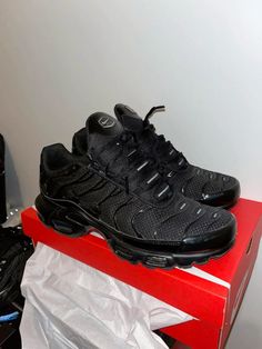 #chaussures #tnnike #nike Nike Tn Triple Black, Nike Tn Shoes, Black Nike Trainers, Tn Shoes, Nike Shoes Photo, Nike Tns, Tn Black, Pretty Sneakers, Air Max Plus Tn