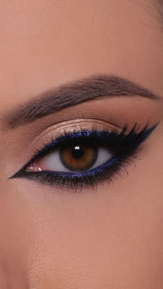 Blue Colour Eye Makeup, Blue Eyeshadow Makeup Looks, Colourful Eye Makeup, Prom Eyes, Eye Makeup Images, Creamy Eyeshadow, Make Up Inspiration, Eye Makeup Techniques, Makeup For Hazel Eyes