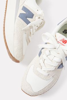 Trendy New Balance Sneakers, Platform New Balance, Shoes Sneakers Women, Magic Shoes, Staple Shoes, Back To School Shoes, Christmas Shoes, Cozy Boots