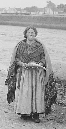 Irish clothing - Wikipedia Galway Shawl, Irish Traditional Clothing, Traditional Irish Clothing, Old Ireland, Irish Songs, Celtic Clothing, Irish Dress, Irish Clothing, Ireland History