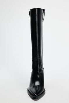 Heeled cowboy style boots. Side pull tabs. Pointed toe. Heel height: 2.8 inches (7 cm) Heeled Cowboy Boots, Black Western Boots, Blazers Shoes, Fashion Cowboy Boots, Trench Coat Dress, Shorts Co Ord, Cardigan Sweater Dress, Cowboy Style, Style Boots