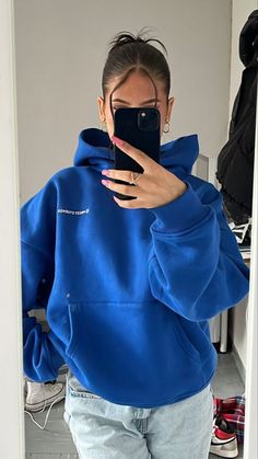 Hairstyles With Hoodies Casual, Aesthetic Winter Outfits For School, Hair Styles With Hoodies, Aesthetic Hoodie Outfit, Hair Styles For Hoodies, Hoodie Photo Ideas, Winter Outfits Hoodie, Fall Hoodie Outfit